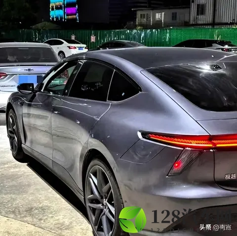 年轻人抢购烂尾车，是捡漏还是冒险？技术红利正在被重新分配-2