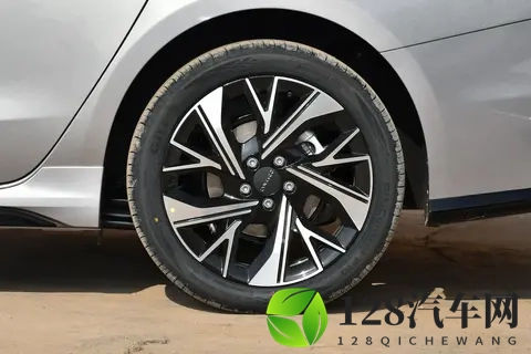 都市出行新选择：深度体验第三代领克03，你的理想家用伙伴？-3