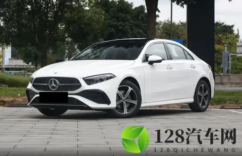 采用13T+7DCT动力组合，定位紧凑型车，25款奔驰A级怎么选？-3