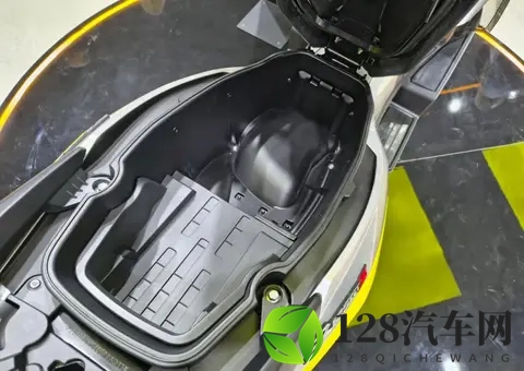 无极龙骨式踏板SR125 GTS米兰展亮相，水冷四气门+满配+十足战斗感-3