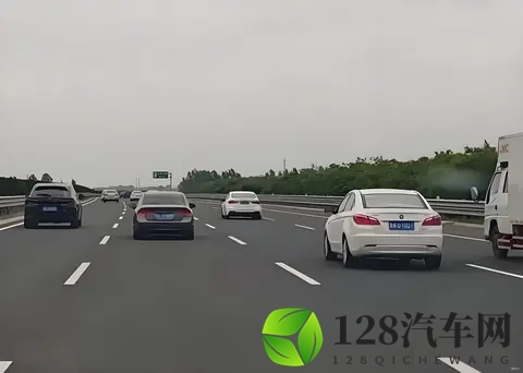 高速上的移动路障：为啥总有人开80码，却理直气壮霸占最左车道？-3