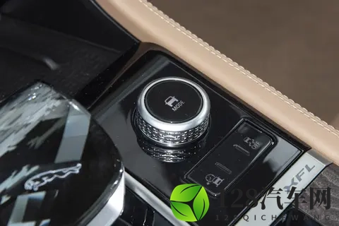 捷豹 XFL 2025 款双车横评：谁才是豪华轿车的 “价值真王者”-1