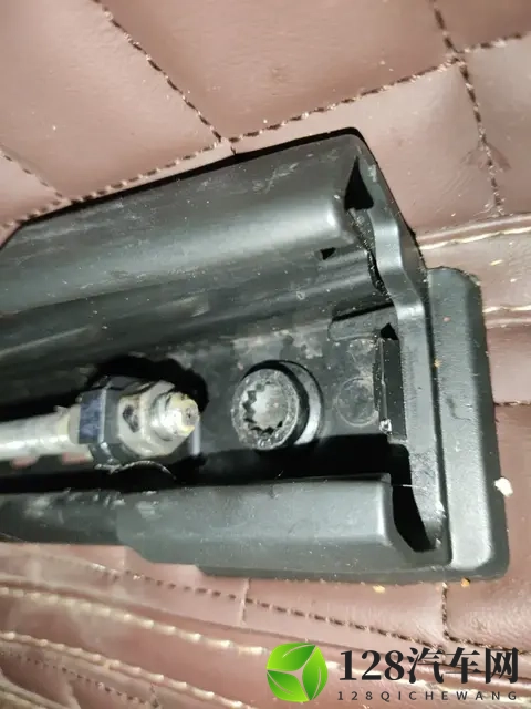 1998万！19年奥迪A6L，一手车况，商务家用皆宜-3