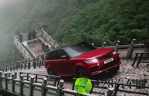 奇瑞风云X3L挑战天门山失败 爬天梯挑战以撞坏护栏告终-2