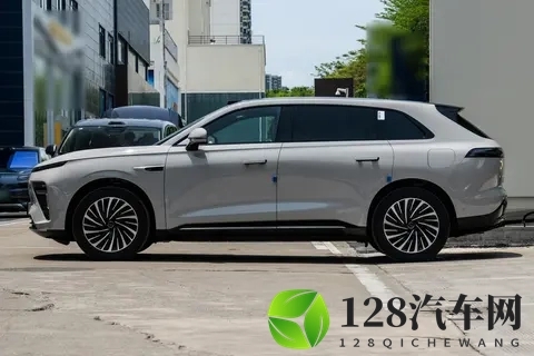 年底打算换车的朋友，这款C级车降价又有好礼，配置拉满还省心-3