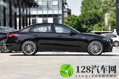 奔驰AMG C43降价了，性能没变音响没了，豪华车还值这个价吗？-2