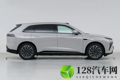 11月买车的都疯了！星纪元ET科技平权，花小钱享受好东西-2