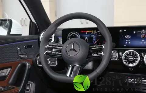 采用13T+7DCT动力组合，定位紧凑型车，25款奔驰A级怎么选？-1