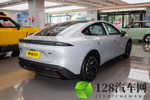 1399万元起，深蓝L06，一车满足多场景需求，适合年轻人-1