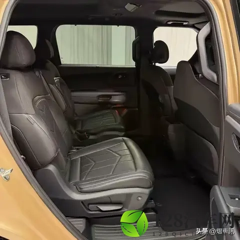 全新起亚telluride正式亮相！外观霸气 内饰豪华，搭配25T混动！-2