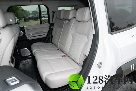 卷疯了！3299 万起的 “方盒子”，竟有劳斯莱斯音响 + 华为 ADS40-2