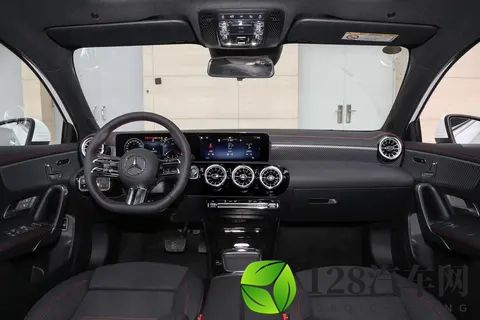 2025 款奔驰 A 级选购指南：25 万级豪华入门，A 180 L 与 A 200 L 怎么选？-1