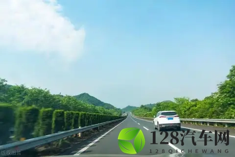 一位12年老司机的忠言：跑高速，牢记这4条铁律，关乎你的安全-3