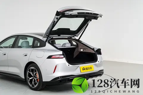 小鹏汽车首款超级增程车型全球车小鹏X9 3098万元起-1