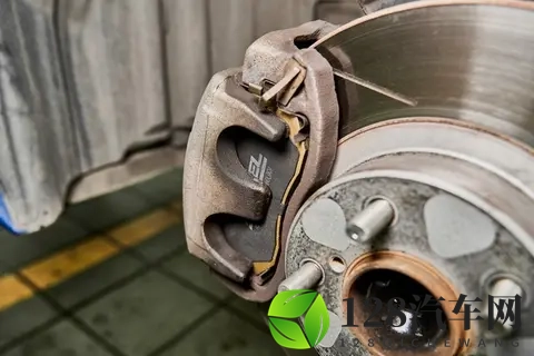 关于汽车“瞬间刹停”的科学真相——别让物理学“打脸”你！-3