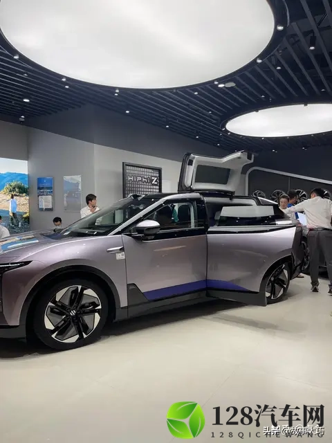 77万提走14万的新能源车！年轻人买“倒闭车”是精明还是犯傻？-1