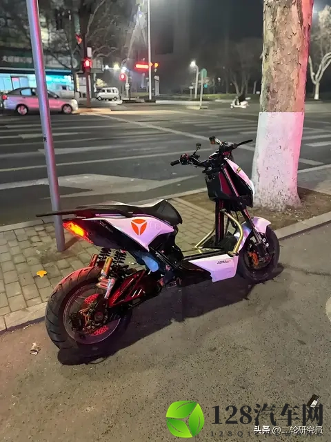 选电摩别乱买!雅迪X5这3个优势,让你通勤一周一充还倍儿有面-2