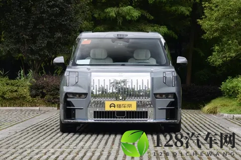 家用MPV推荐极氪009：全家都夸的空间大平层，还有红绿灯计时-3