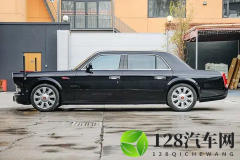 700 万级自主旗舰:红旗国礼 VS 劳斯莱斯谁更值-3