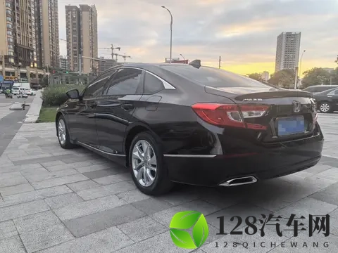 一手准新雅阁，260TURBO精英版，九万多开回家！-3