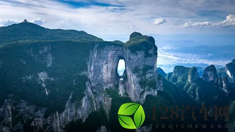 天门山惊魂一幕！汽车挑战天梯撞毁栏杆，景区回应引众怒-1