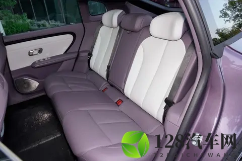 荣威M7DMH携“活人感”AI车机登陆广州车展丨穆杉车话-1