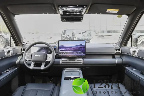 试驾方程豹钛7 2025款：200KM两驱Max版的钛品质出行体验-3