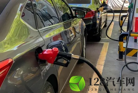 车船税新政实施，油箱盖变沉，30升以上车主纷纷沉默。-2