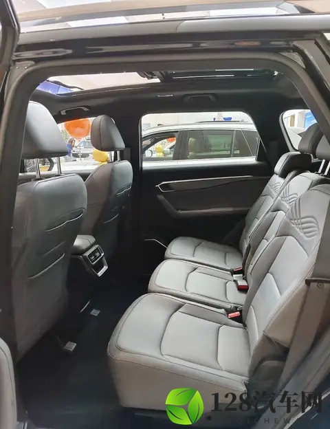 气场十足！第三代吉利豪越L到店实拍，外观升级，新增15T动力-1