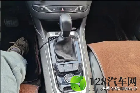 手动座椅配熏黑尾灯？标致这纪念版，是诚意还是套路-2