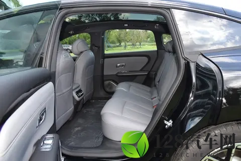 家用选车先看这款，内外兼修，配置拉满，1599 万就能拿下-3