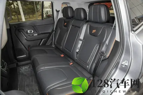 15万级硬派SUV，四驱+大空间，油耗仅63L，它颠覆你的认知-1