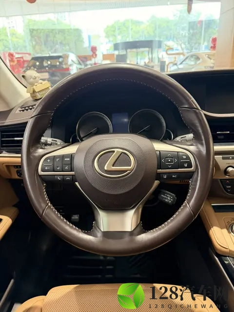 十年雷克萨斯ES,5万公里油电混动,这才是成熟男人的座驾?-2