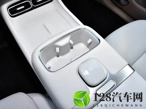 有高级感了!这台大空间绿牌家轿只要1099万元起-3