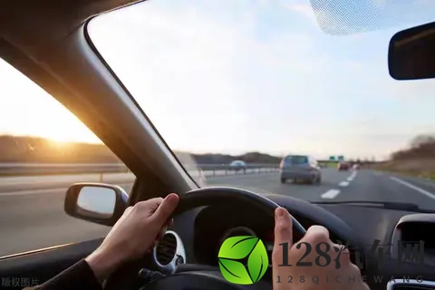 我开了3年车,才知道刹车前先踩死离合后刹车是大忌,都是经验!-3