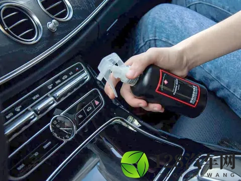 史维克斯教你如何拯救发白粘胶的汽车仪表台?-1