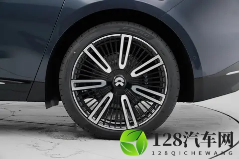 5 米 3 车长，头等舱后排 + 三重降噪，蔚来ET9让行政豪车好开又舒服-2