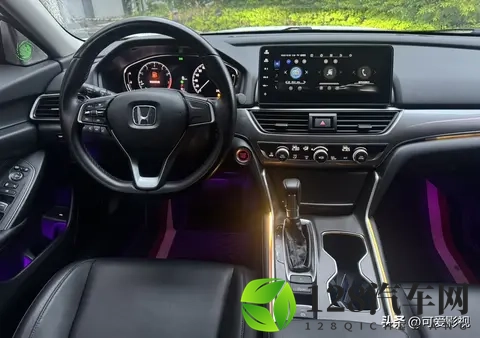 南宁二手车市场遇雅阁准新车：十多万买它到行吗，大家怎么看？-3