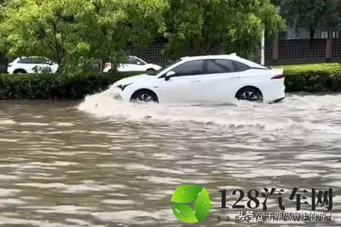 雨天开车不是“慢就行”！这3个灯光误区、4个停车禁忌，能救一命-3