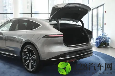 BBA的下一台是蔚来ET9？试驾后我终于知道这句话是什么意思-3