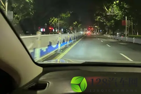 夜间开车的两大禁忌，很多人不知道，别等出事了才后悔不提前了解-2