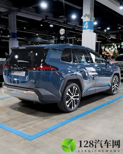 全新一代丰田RAV4插混版实车亮相 配25L动力 若国产能卖得好吗?-1