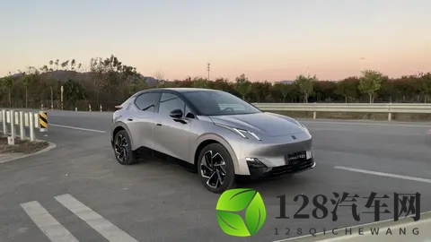 讨论度高的纯电精致SUV，银色的领克Z20难断原厂或改装-3