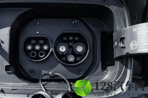 汽 _ 柴 _ 混动三动力！2498 万起的新款坦克 400 诚意够吗？-1