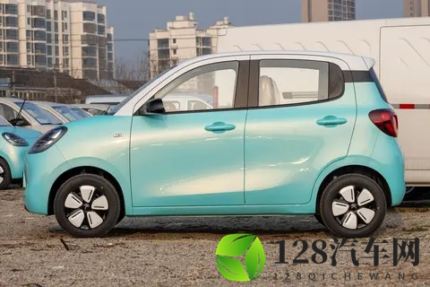 补贴价528万 宏光MINIEV四门版新车型上市 续航301km-2