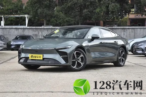 新能源车家用推荐!这车配8295芯片,空间大,安全性高,值得一看-3