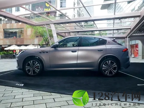 玛莎拉蒂豁出去了！从8988万跌至3588万，小米YU7危险了？-2