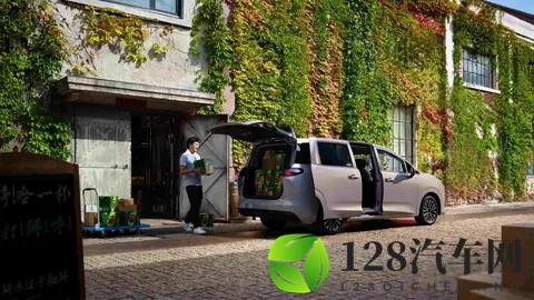 菜农拉货，宝妈带娃，年轻人创业，五菱MPV装下了800万人的生活-2