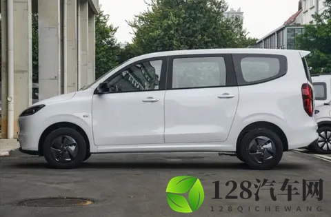 548万起!全新五菱宏光燃油版上市,7座+15L超实用-1