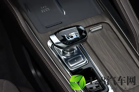 2026款吉利星越L东方曜望月版测评:新能源时代燃油车诚意之选!-3